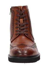 Stivaletto in pelle marrone con dettagli perforati, lacci frontali, zip laterale e suola nera spessa. Texture liscia e design classico.