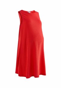 Robe de maternité rouge sans manches en tissu doux et texturé, avec une coupe décontractée et un col rond.