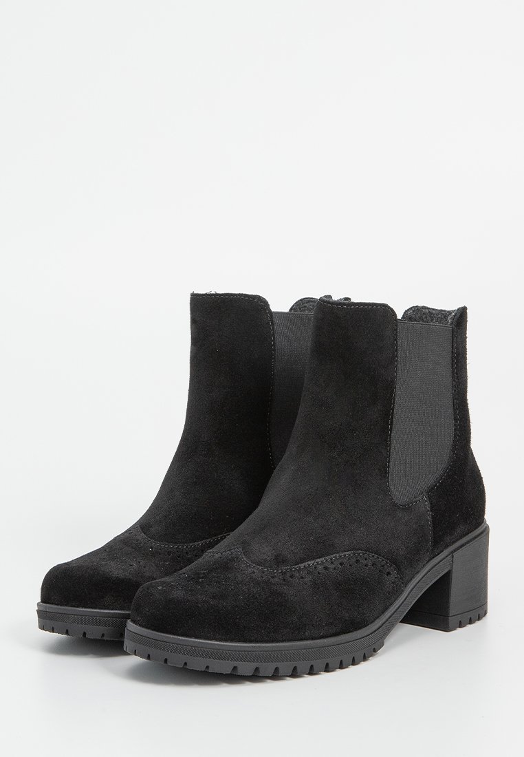 Bottines en daim noir avec des panneaux latéraux élastiques, des talons bas et blocs, et des semelles en caoutchouc texturé pour une meilleure adhérence.