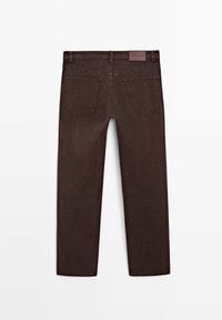Jean marron foncé à coupe droite vu de dos avec deux poches arrière, passants de ceinture et une étiquette en cuir de la marque sur la taille.