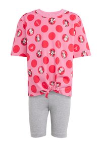 T-shirt rosa con pois rossi e stampe di Minnie Mouse, annodata in vita, abbinata a pantaloni corti grigi. Mix di cotone, vestibilità casual.