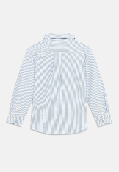 Γαλάζιο και λευκό ριγέ πουκάμισο μακρυμάνικο με μυτερό γιακά, πιέτα στην πλάτη και κουμπωτά μανίκια. Βαμβακερό ύφασμα με λεία υφή.