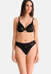 Soutien-gorge en dentelle noire et culotte taille haute assortie avec broderie florale, équipée de bretelles réglables et d'une texture lisse. Rehaussements dorés remarqués.