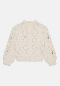 Sweater creme com ponto de cabos, padrão de diamante, gola e bainha caneladas, e bordado floral nas mangas.