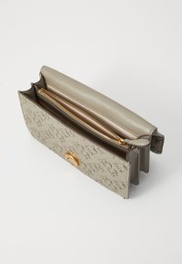 Texturiertes beiges Lederportemonnaie mit goldenen Details. Verfügt über Reißverschlussfächer und ein glattes, strukturiertes Design.