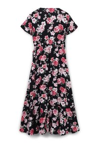 Abito floreale con maniche corte, base nera, fiori rosa e bianchi, vita arricciata, gonna fluida, tessuto morbido, design fino al ginocchio.