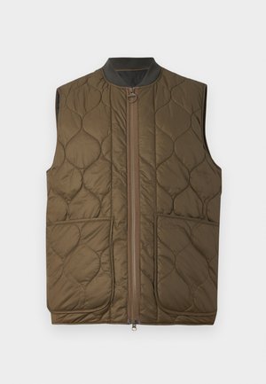 Vest fără mâneci, cu umplutură, de culoare verde măsliniu, cu fermoar frontal, guler ribatat și două buzunare frontale. Detaliu discret al logo-ului pe buzunarul stâng.