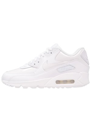 Bílá teniska Nike Air Max s viditelnou vzduchovou vložkou v podrážce, šněrováním a texturovanými detaily na svršku a mezipodešvi.