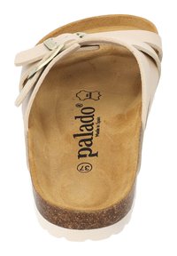 Sandal in beige chiaro con suola in sughero e sottopiede in morbido camoscio. Presenta un design con cinghie incrociate e un accento in fibbia metallica. Logo del marchio stampato all'interno.