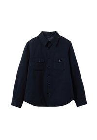 Camisa negra de manga larga con botones, cuello puntiagudo y dos bolsillos frontales con solapa, presentada sobre un fondo blanco.