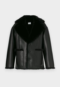 Μαύρο δερμάτινο μπουφάν με ψεύτικη γούνα στον γιακά, με κούμπωμα με κουμπιά μπροστά, δύο μπροστινές τσέπες και ομοιόμορφη λεία υφή σε όλο το μπουφάν.