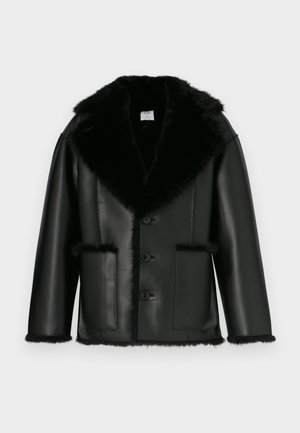 Veste en cuir noir avec un col en fausse fourrure, dotée d'une fermeture à boutons, de deux poches avant et d'une texture lisse sur toute la surface.