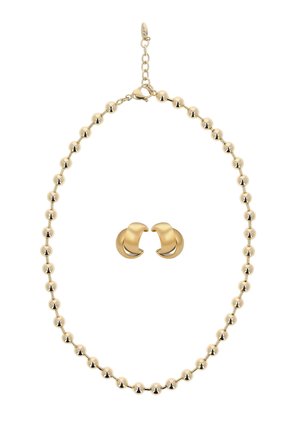 Arany tónusú ékszerszett, amely gyöngyös nyakláncot tartalmaz homárkapoccsal és hozzáillő, holdsarló alakú fülbevalókat. Sima, tükröződő felület.