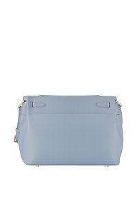 Ljusblå handväska i kornläder med guldfärgad metall, rektangulär form, två övre handtag och en avtagbar axelrem.