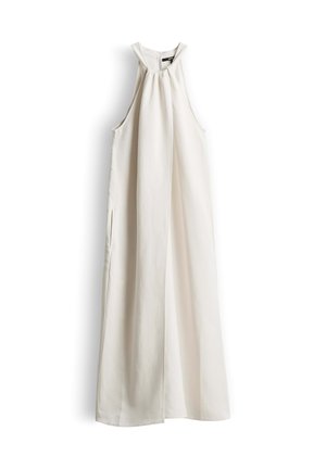 Robe longue blanche sans manches avec un col montant et un détail plissé sur le devant, suspendue à plat sur un fond blanc.
