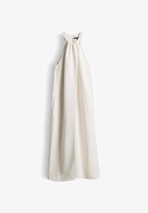 Robe longue blanche sans manches avec un col montant et un détail plissé sur le devant, suspendue à plat sur un fond blanc.