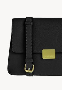 Sac à main en cuir noir avec une finition texturée, ornée d'un accent en métal doré et d'une poignée amovible pour plus de polyvalence.