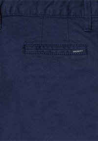 Pantaloni blu navy con una texture liscia e una tasca posteriore singola con un sottile etichetta "Hackett". Design classico con linee pulite.