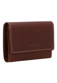 Portefeuille trifold en cuir marron avec couture crème et nom de marque subtilement embossé sur le rabat avant, présenté fermé sous un léger angle.