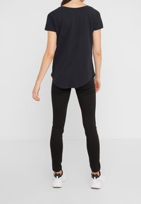 True Religion Triko s potiskem - black