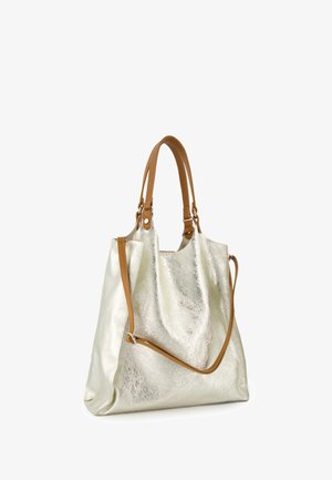 Große silberne Tragetasche mit strukturierter Oberfläche, ausgestattet mit zwei braunen Ledergriffen und einem verstellbaren Schulterriemen.