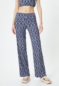 Blauw-wit bedrukte wijde broek met een geometrisch ruitpatroon, gemaakt van lichtgewicht stof en voorzien van een comfortabele elastische tailleband.