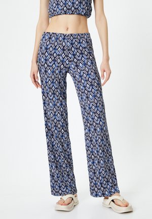 Pantalons larges imprimés bleu et blanc avec un motif géométrique en losanges, en tissu léger, et une taille élastique confortable.