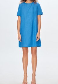Vestido de lino azul con mangas cortas, escote redondo y una silueta recta, que presenta un solo bolsillo en el pecho y un dobladillo a la altura de la rodilla.