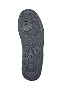 Fekete gumilábú kosárlabda sneaker talpa, kosárlabda logóval és texturált tapadásmintával. A "EWING" márkaneve hangsúlyosan bele van nyomva.