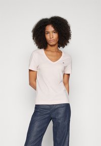 GANT SHIELD V-NECK  - Paprasti marškinėliai - faded pink