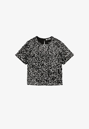 Top corto nero a maniche corte ricoperto di paillettes argentate lucide, con scollatura rotonda e un piccolo apertura a chiave con bottone sul retro.