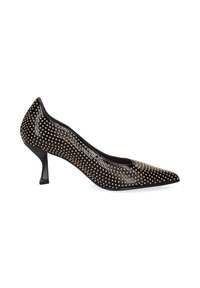 Zwarte patenten leren pump met een spitse neus, versierd met gouden studs. Heeft een bescheiden hak en een gladde textuur.