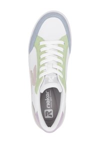 Mångfärgad sneaker med vitt läder och gröna, grå och lavendelfärgade detaljer, texturerade paneler, rund tå och platta snören.