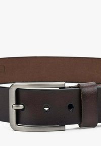 Bruine leren riem met een gladde textuur, zilveren metalen gesp en vijf gaatjes voor aanpassing. Heeft een klassiek ontwerp en minimale details.