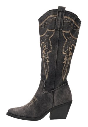 Zwarte cowboylaars met een puntige neus, textuur van denim, gouden borduursels en een gestapelde hak. Heeft een verstevigde schacht.
