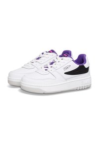 Sneakers bianchi con accenti viola e neri. Realizzati in pelle, presentano una suola strutturata, punta rotonda e design con lacci. Logo Fila presente.