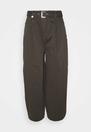 Khakifarbene, weit geschnittene Hose aus strapazierfähigem Stoff, mit hoher Taille, vorderen Falten und silberner Schnalle als Verschluss. Klassisches 5-Taschen-Design.