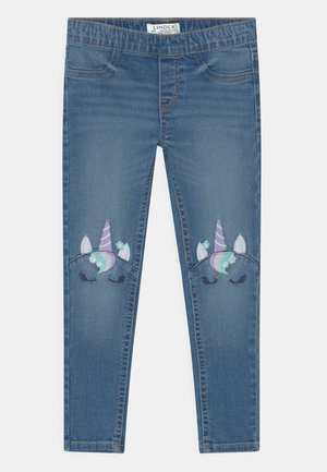 Legginsy dżinsowe w kolorze niebieskim z elastycznym pasem, zdobione haftowanymi wzorami jednorożców na kolanach w pastelowych kolorach i szczegółach.