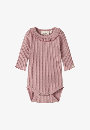 Rosa geripptes Baby-Body mit langen Ärmeln, Rüschenkragen und drei Druckknöpfen unten zum Verschließen.