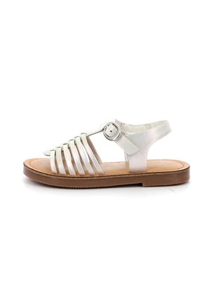 Sandali bianchi in pelle con cinturini, caratterizzati da più strisce sul piede, cinturino alla caviglia con fibbia e una suola color tan con pattern testurizzato.
