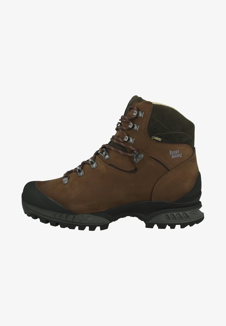 Bruine leren wandelschoen met een stevige zwarte rubberen zool, metalen oogjes voor de veters en een gewatteerde enkel voor ondersteuning.