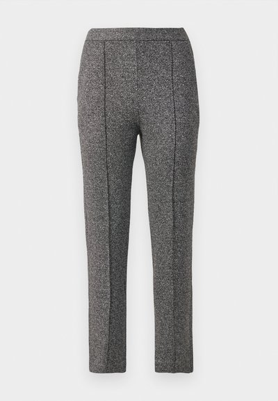 Pantalons en tweed gris avec une finition texturée, présentant une coupe droite, des poches latérales et des détails cousus le long des coutures avant.