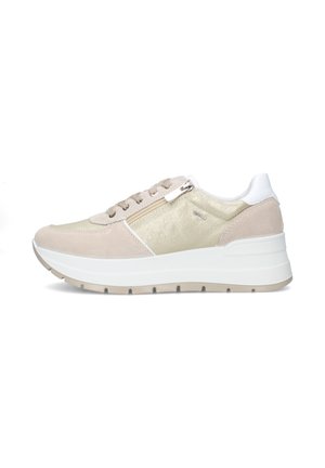 Sneaker zeppa beige e bianco con chiusura frontale con lacci e cerniera laterale, suola texturizzata e tacco imbottito per un look casual.