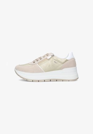Sneaker zeppa beige e bianco con chiusura frontale con lacci e cerniera laterale, suola texturizzata e tacco imbottito per un look casual.
