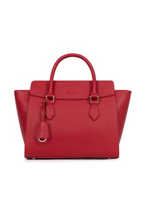 Czerwona skórzana, usztywniana torebka z dwoma zaokrąglonymi uchwytami, zawieszką i złotymi elementami ozdobnymi.