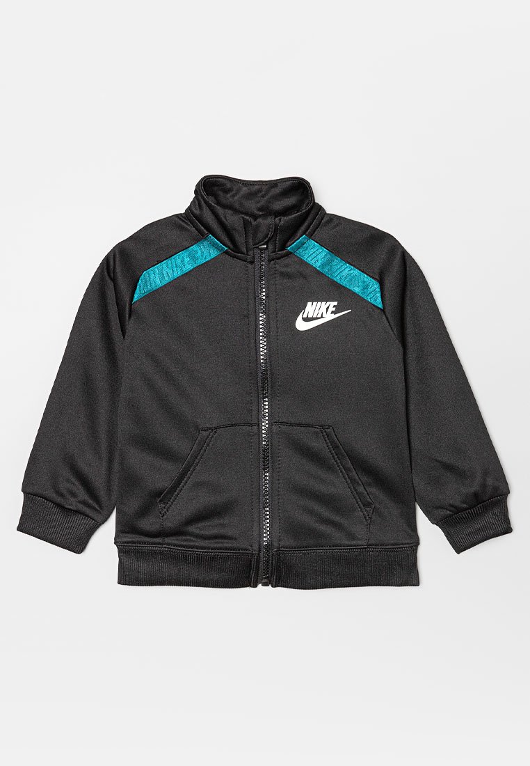 Schwarze Zip-Jacke mit hohem Kragen, blauen Akzentpaneelen, zwei Vorderaschen und weißem Nike-Logo auf der linken Brust.