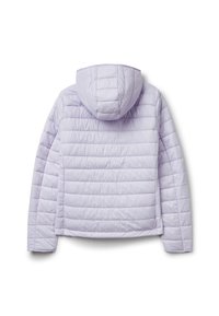 Světle levandulová zateplená bunda s vodorovným prošíváním, kapucí a hladkým povrchem. Disponuje zkráceným střihem a bez viditelného kování.