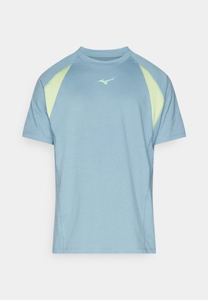 Helles blaues T-Shirt mit kurzen Ärmeln und Rundhalsausschnitt, mit grünen Akzenten an den Schultern und einem Logo auf der Brust. Weicher, sportlicher Stoff.