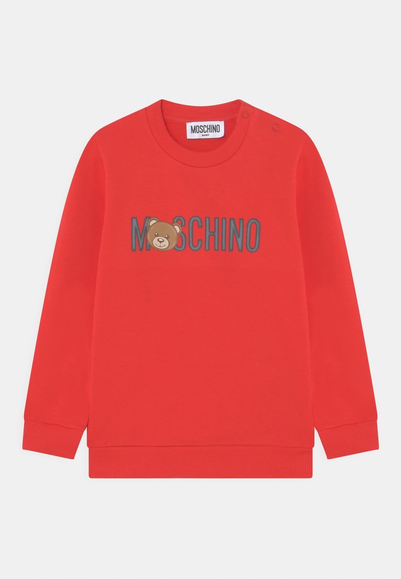 Sweat-shirt bébé rouge avec texte gris "MOSCHINO" et visage d'ours remplaçant le "O", avec poignets et encolure côtelés et pressions aux épaules.