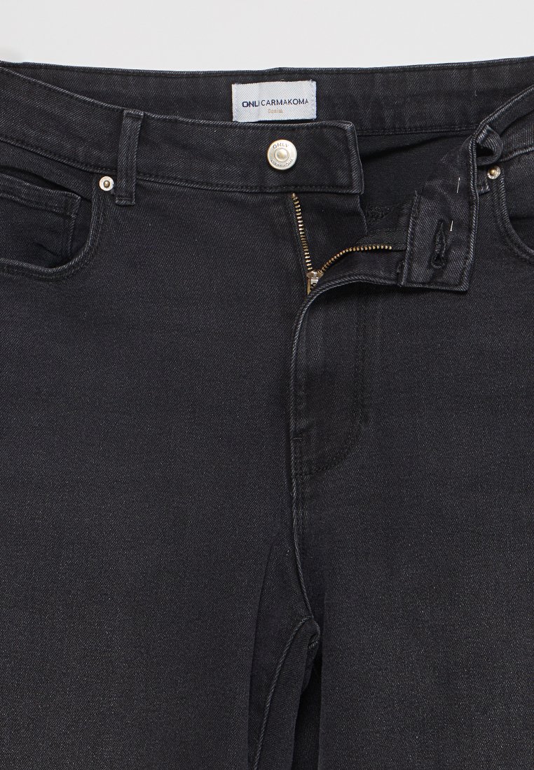 Schwarze Denim-Jeans mit Reißverschluss, Knopfverschluss und Fünf-Taschen-Design. Mit einem Etikett mit der Aufschrift "ONL!CARMAKOMA" am Bund.